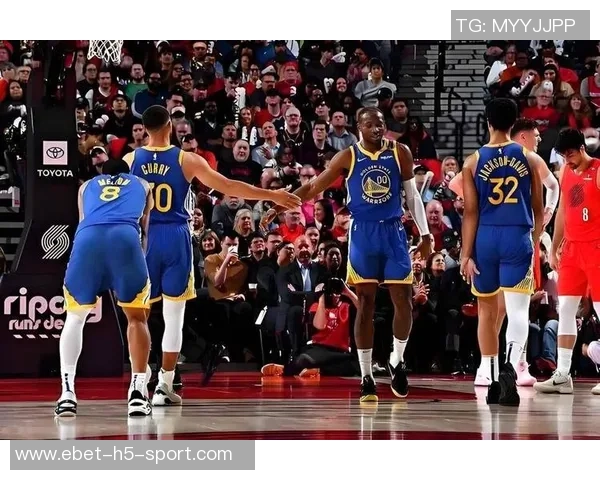 库里父子现场观战独行侠比赛克莱却在场外引发热议