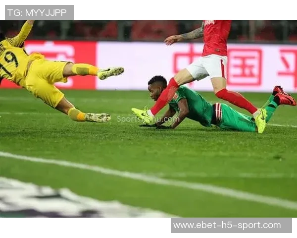 巴坎布门前绝佳机会中横梁球员自投自破成意外进球